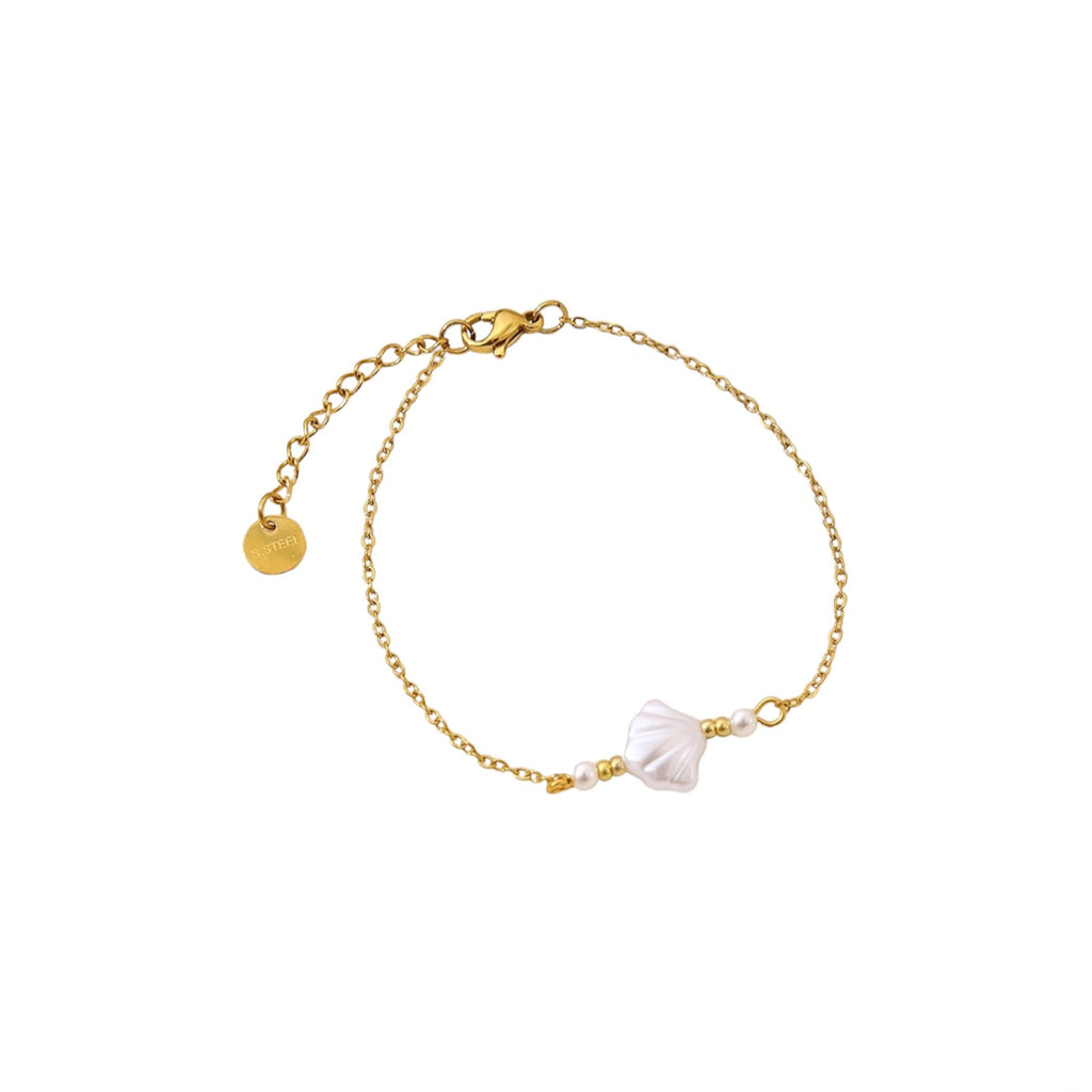 Goudkleurig armbandje met eens wit schelpje.