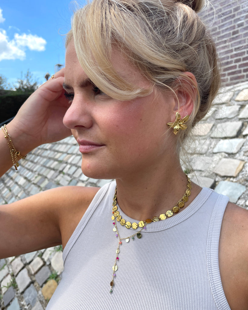 waterproof ketting met munjtes om hals van vrouw